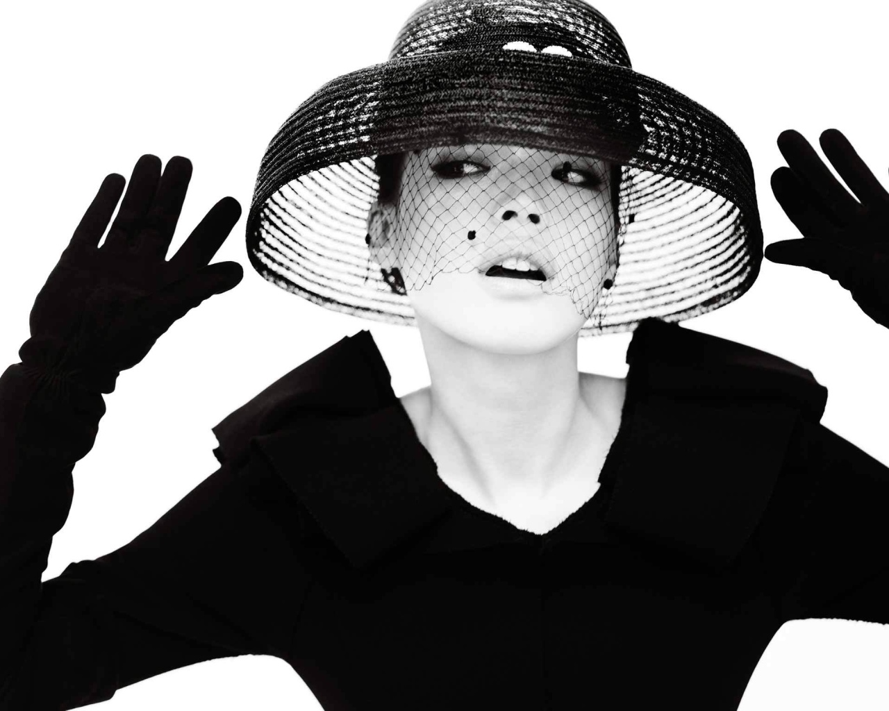 Женщина в шляпе, чёрно-белое фото