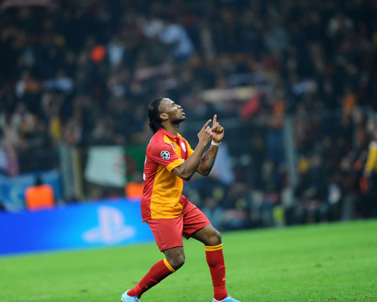 Игрок из Галатасарая Дидье Дрогба танец победы