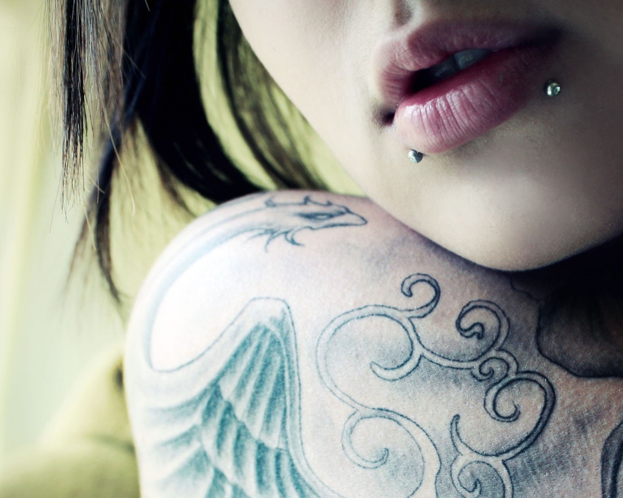 Девушка с татуировкой и пирсингом