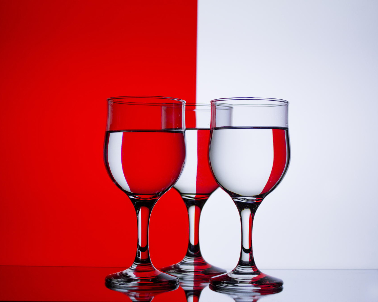 Бокалы с водой