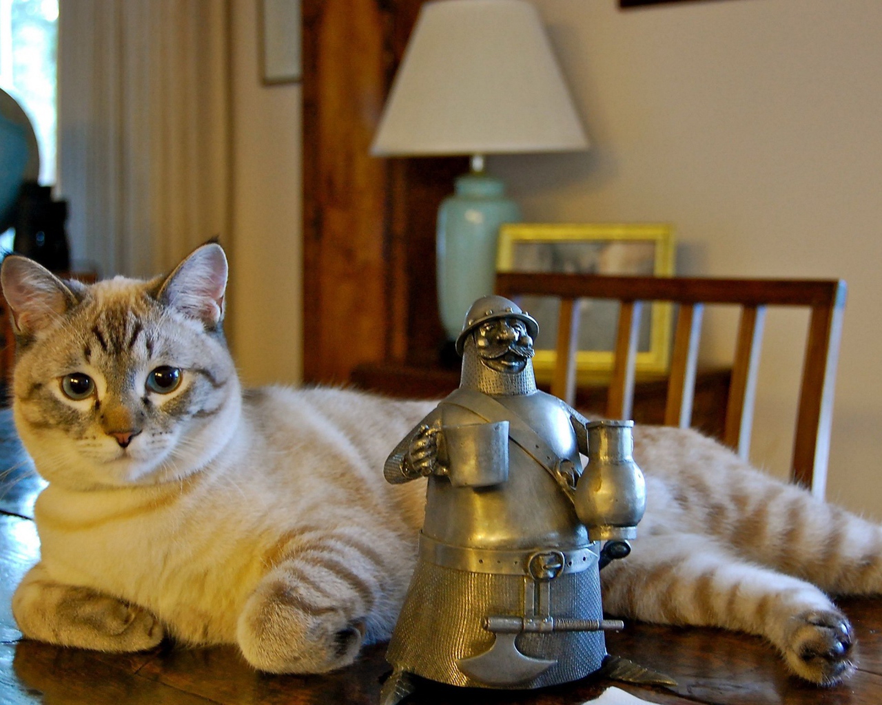 Кот у статуэтки