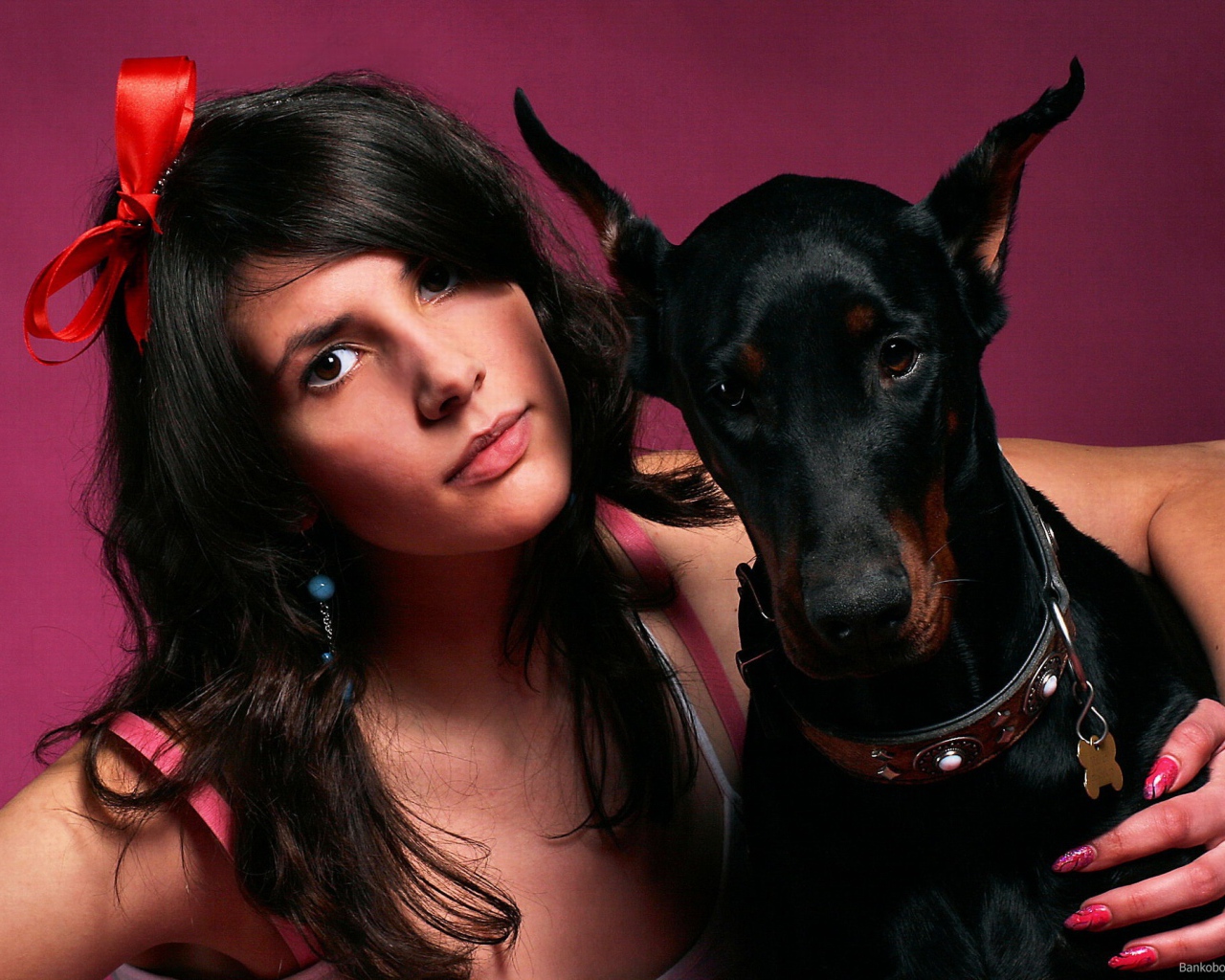 Девушка и доберман