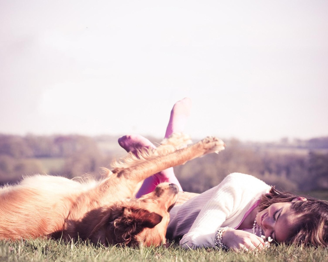 Девушка играет с собакой