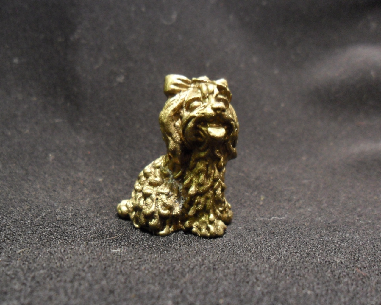 Золотая фигурка болонки