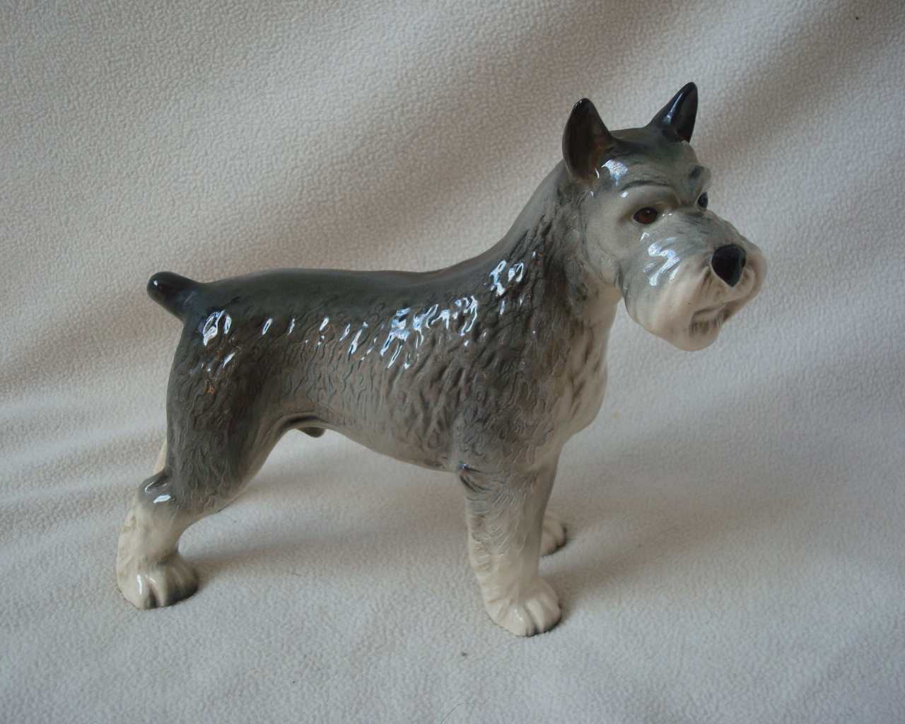 Фигурка собаки шнауцера