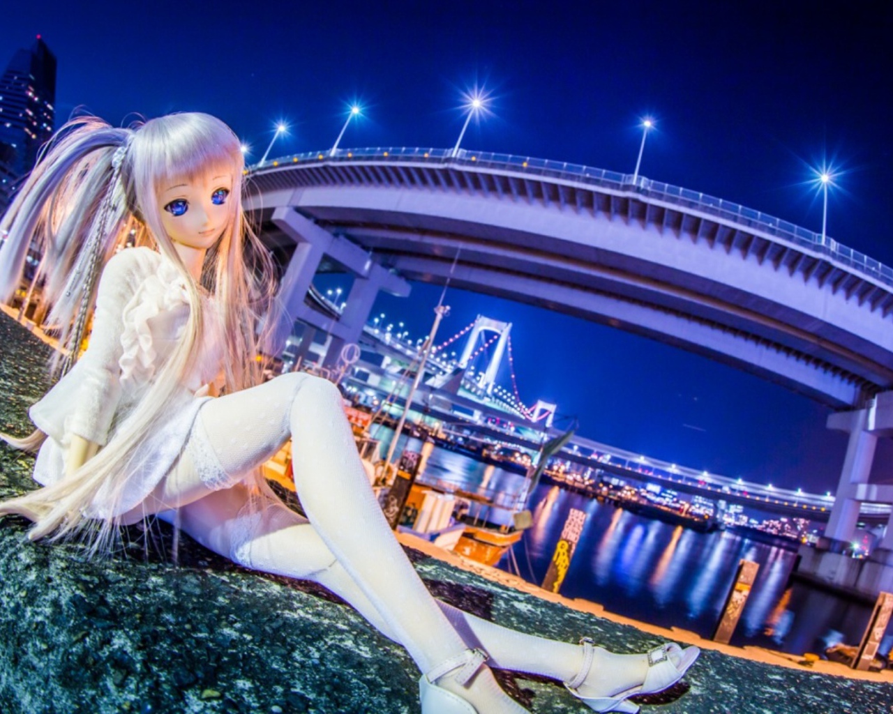 Кукла Аниме на мостовой