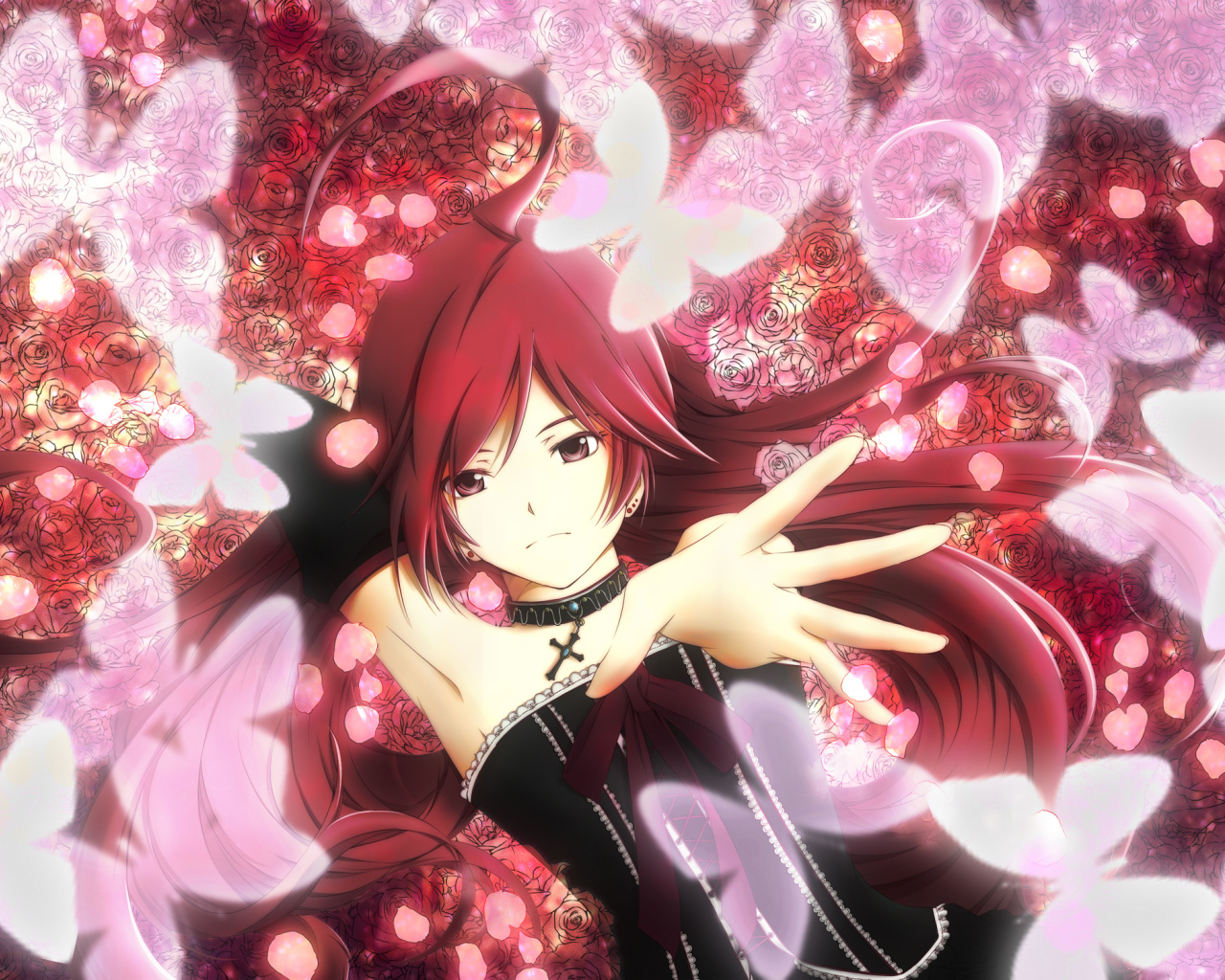 Девушка на фоне роз