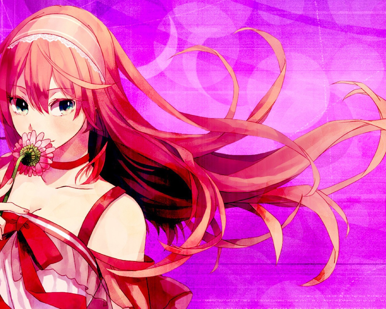 Девочка нюхает цветок