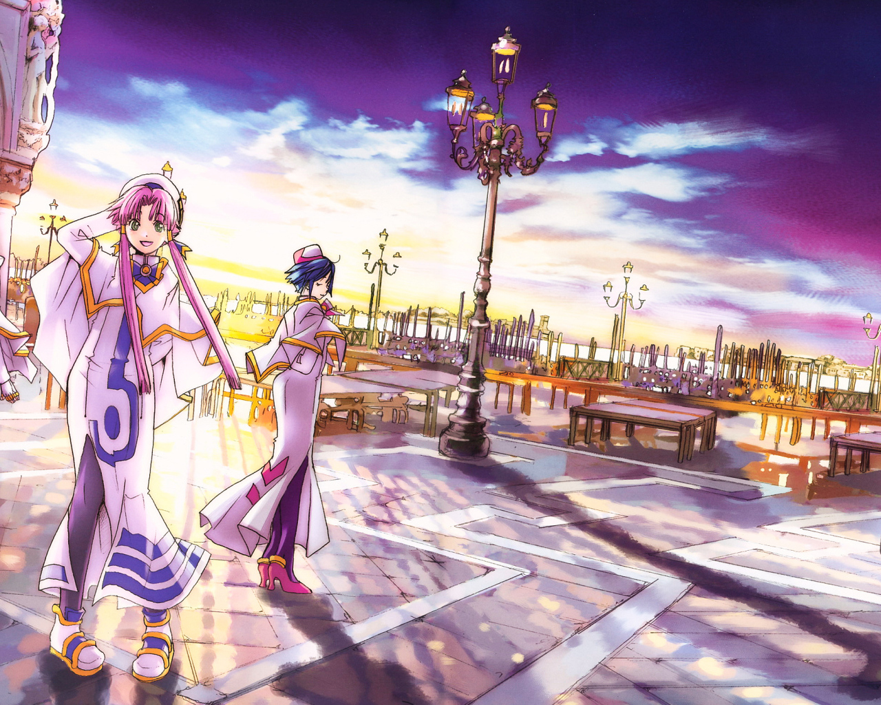 Девочки на площади с фонарями