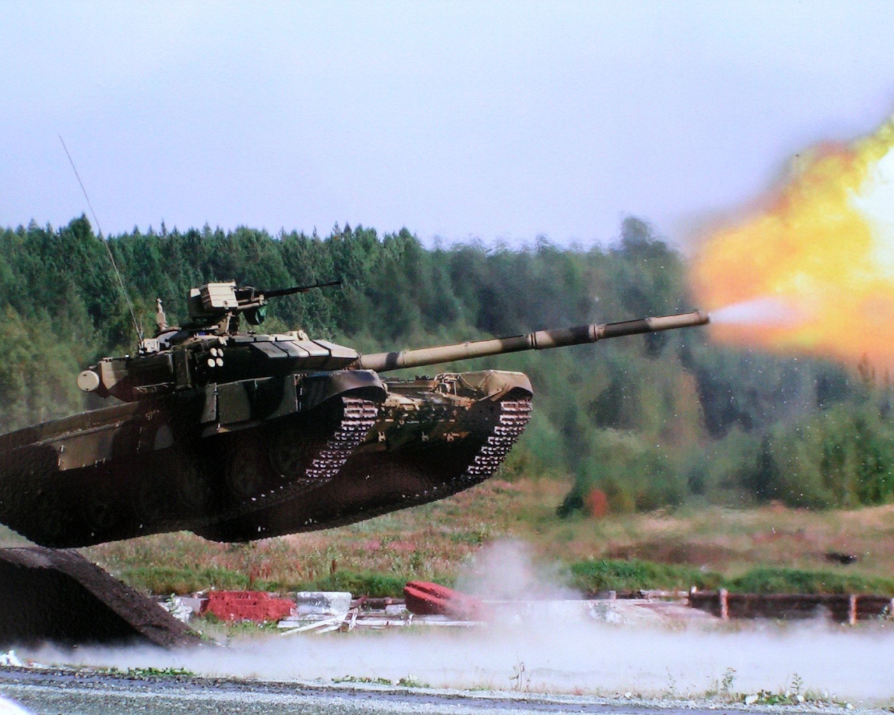 Выстрел из танка Т-90