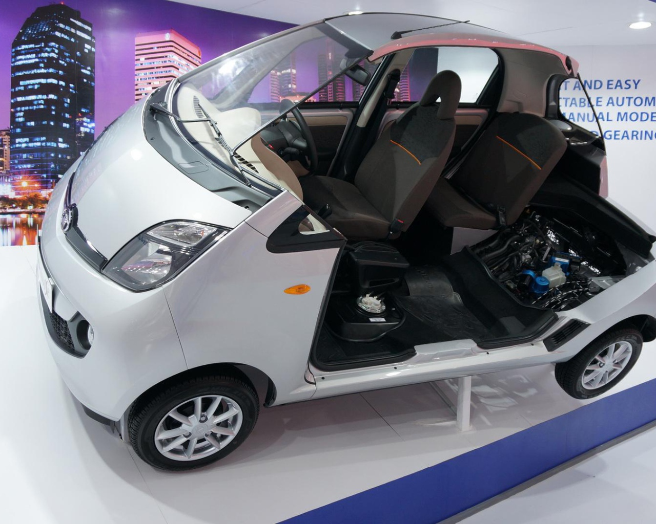 Автомобиль Tata Nano 2014 на дороге 