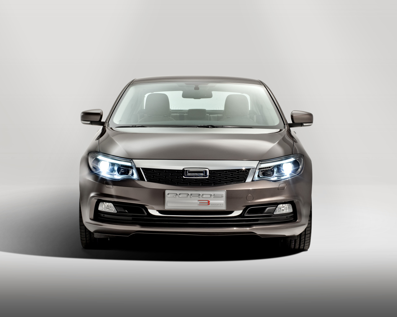 Красивый автомобиль Qoros 3 2014