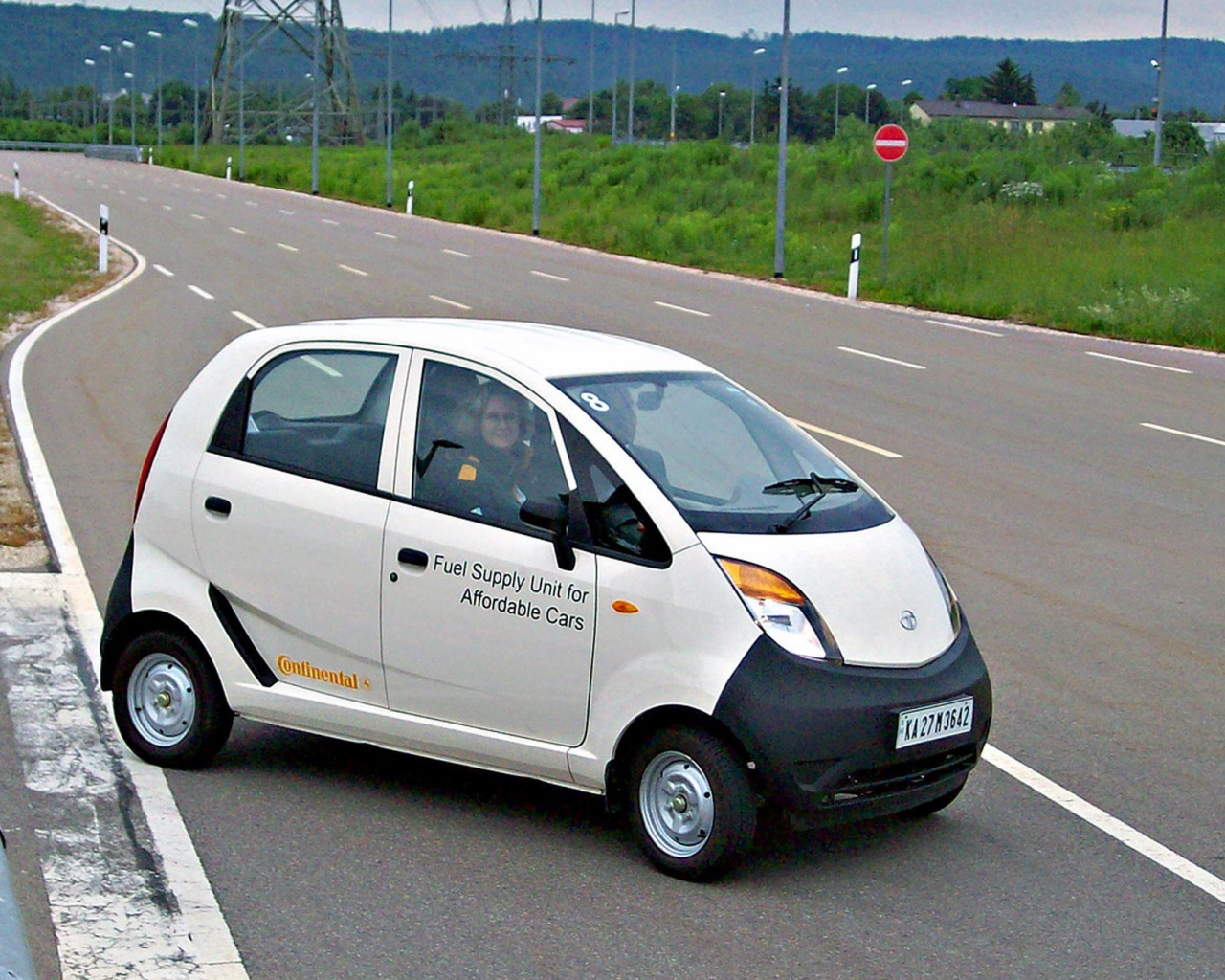 Красивый автомобиль Tata Nano 2014 в Москве