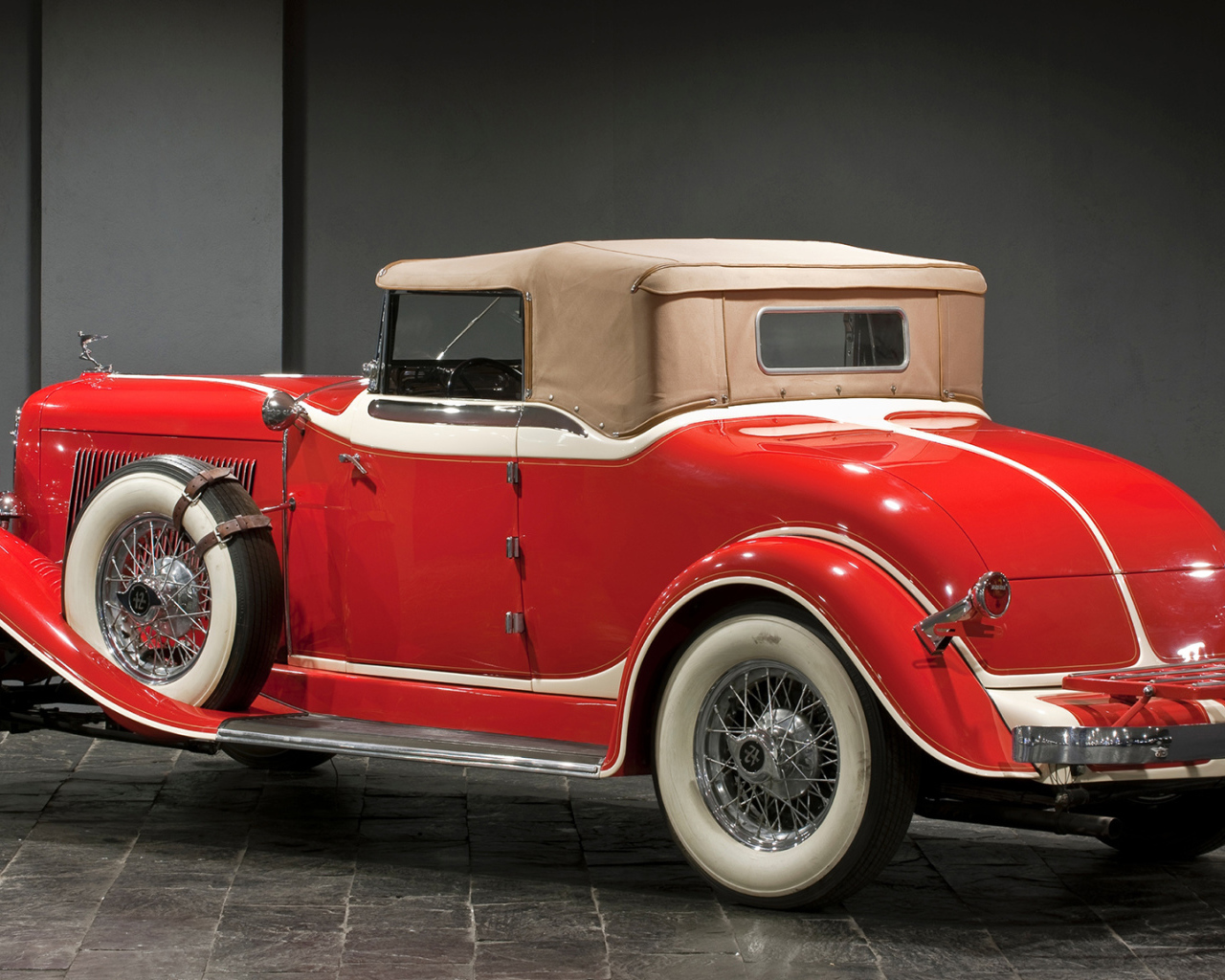 Старый красный автомобиль