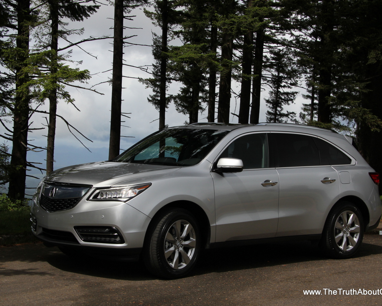 Автомобиль Acura RDX 2014 на дороге