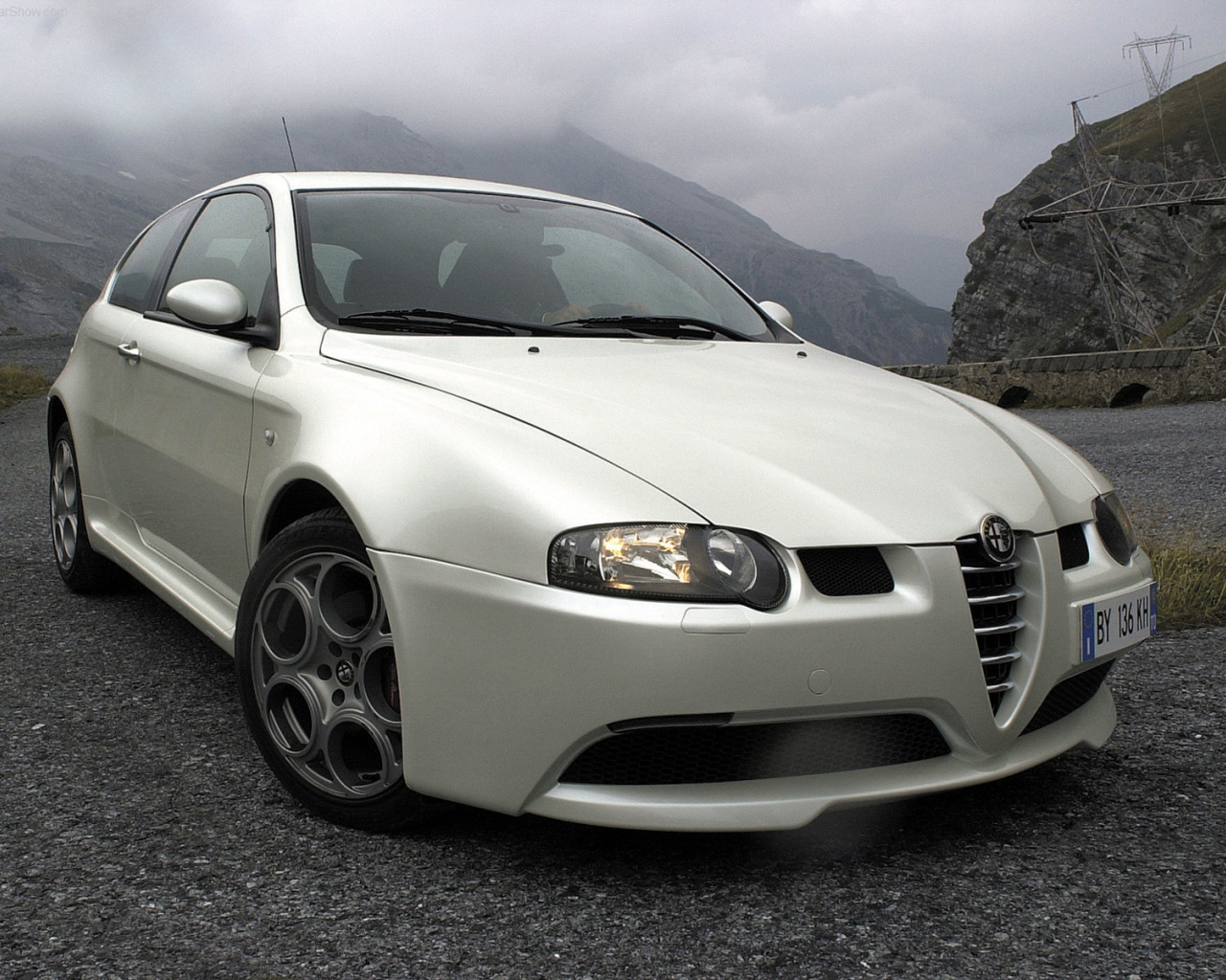 Автомобиль Alfa Romeo 147 на дороге