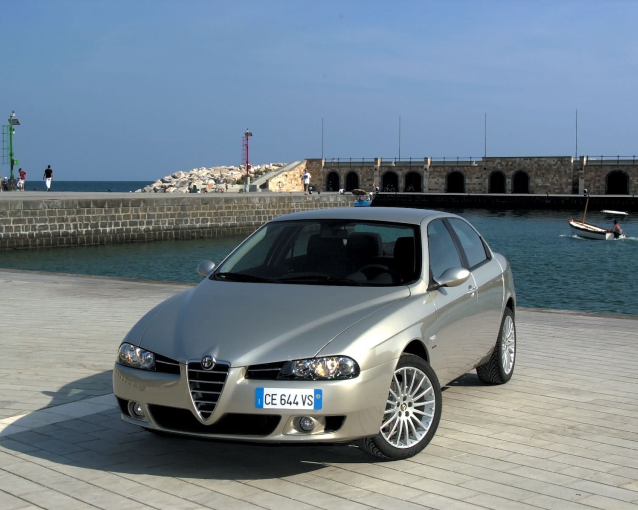 Автомобиль Alfa Romeo 159 на дороге