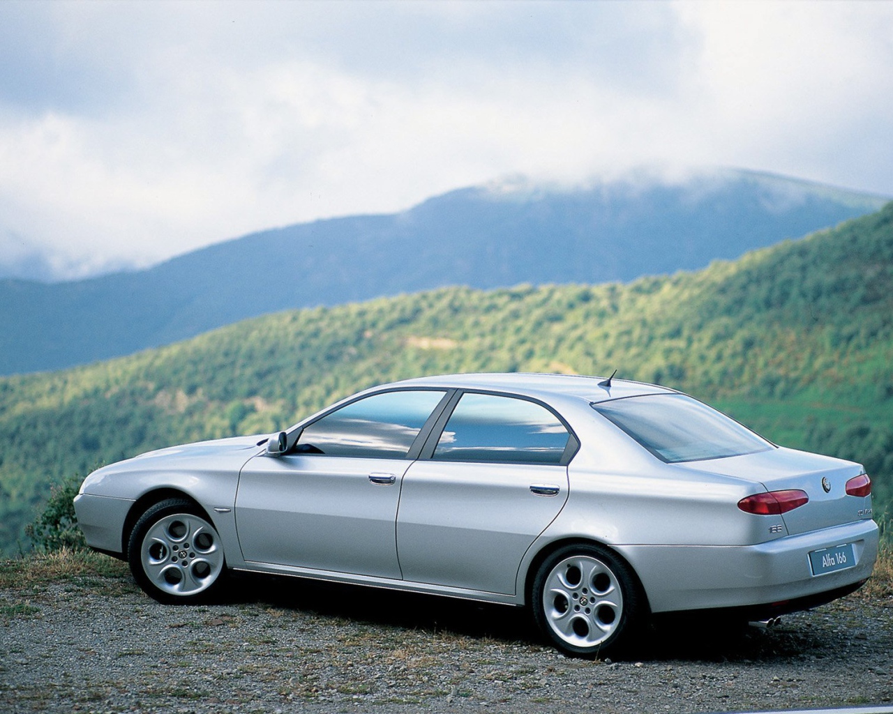 Автомобиль Alfa Romeo 166 на дороге