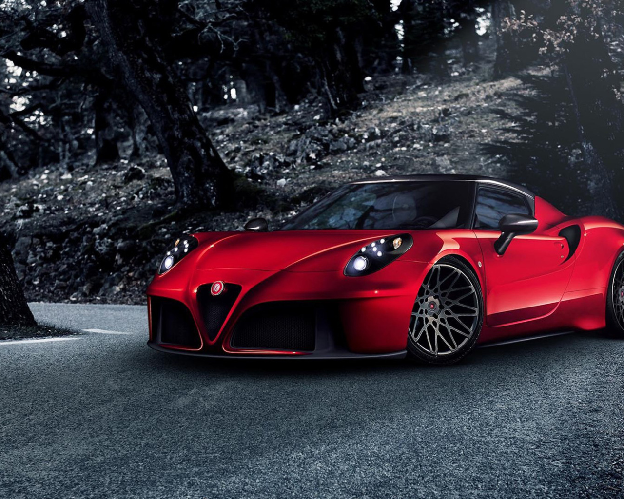 Автомобиль Alfa Romeo 4c на дороге