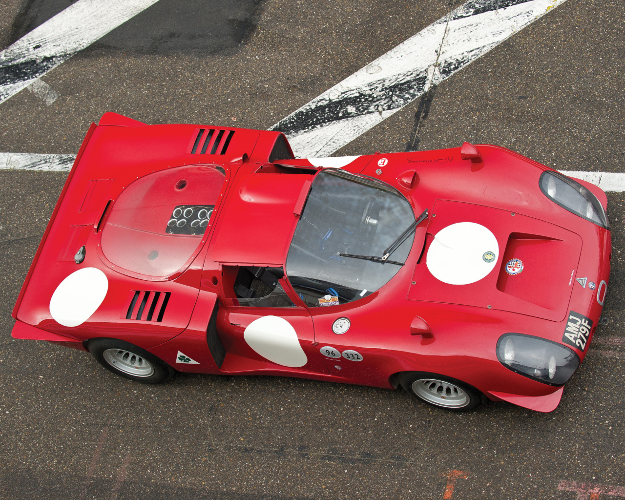 Автомобиль Alfa Romeo 33 на дороге