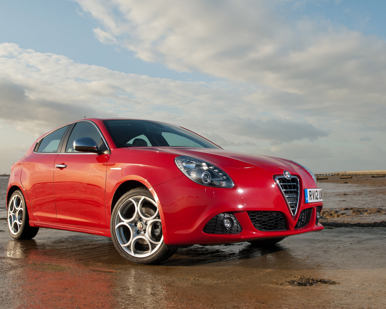 Автомобиль Alfa Romeo giulia на дороге