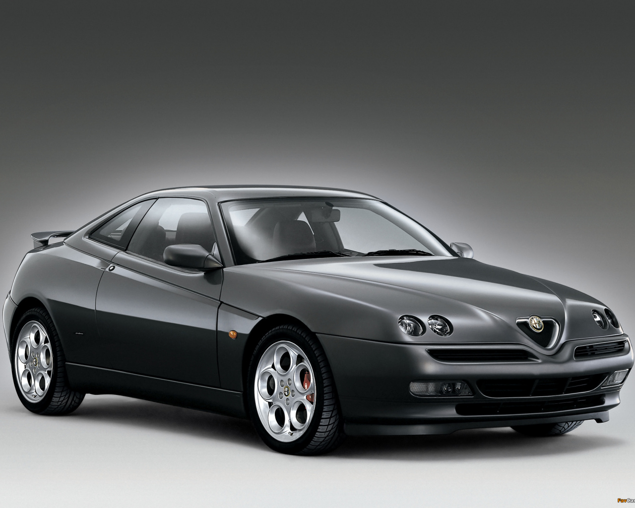 Автомобиль Alfa Romeo gtv на дороге