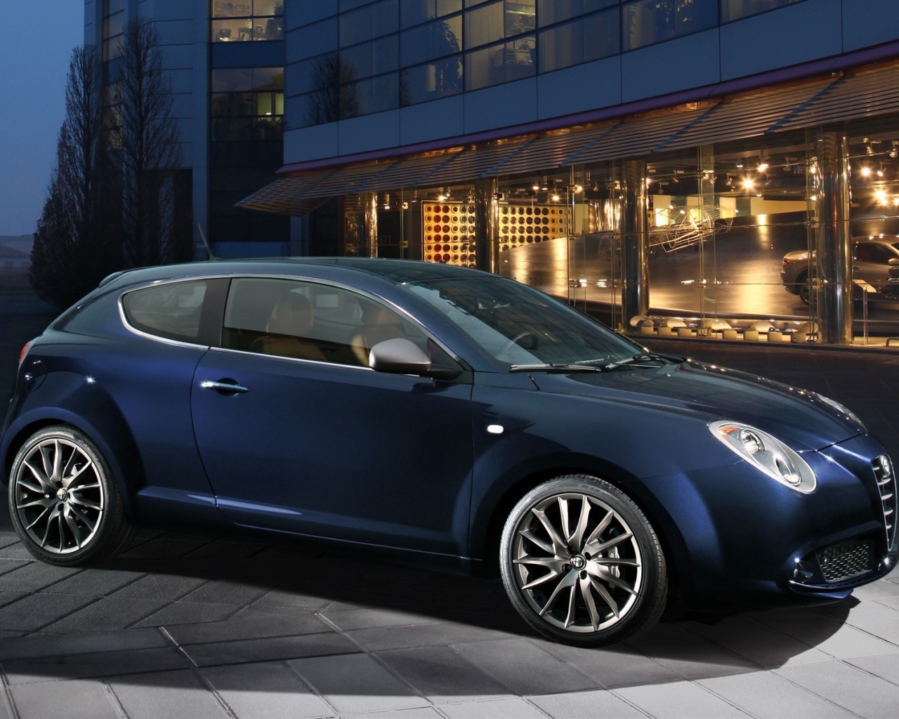 Автомобиль Alfa Romeo mito на дороге