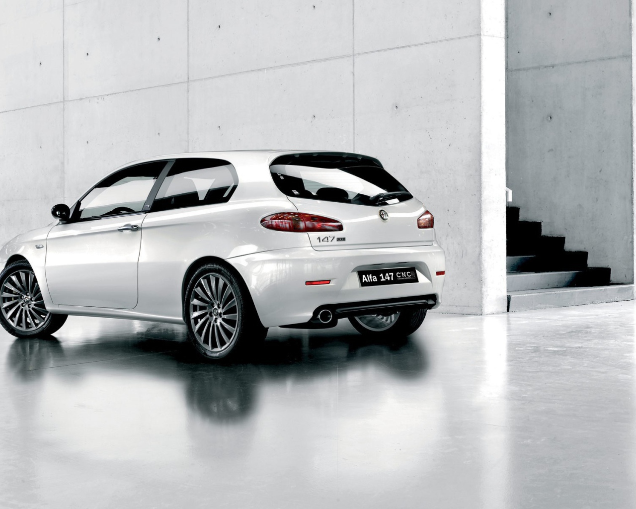 Альфа Ромэо у белой стены