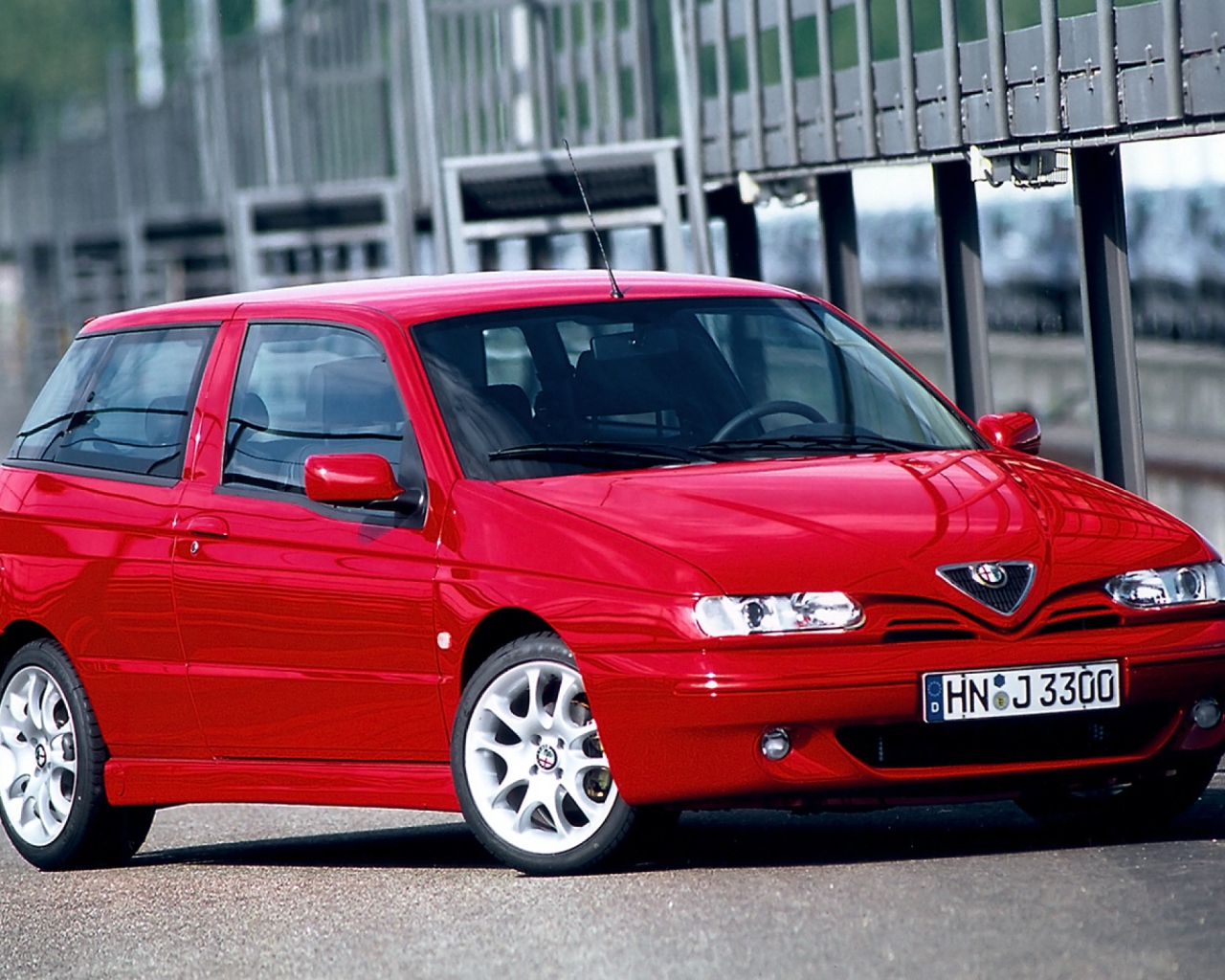 Красивый автомобиль Alfa Romeo 145