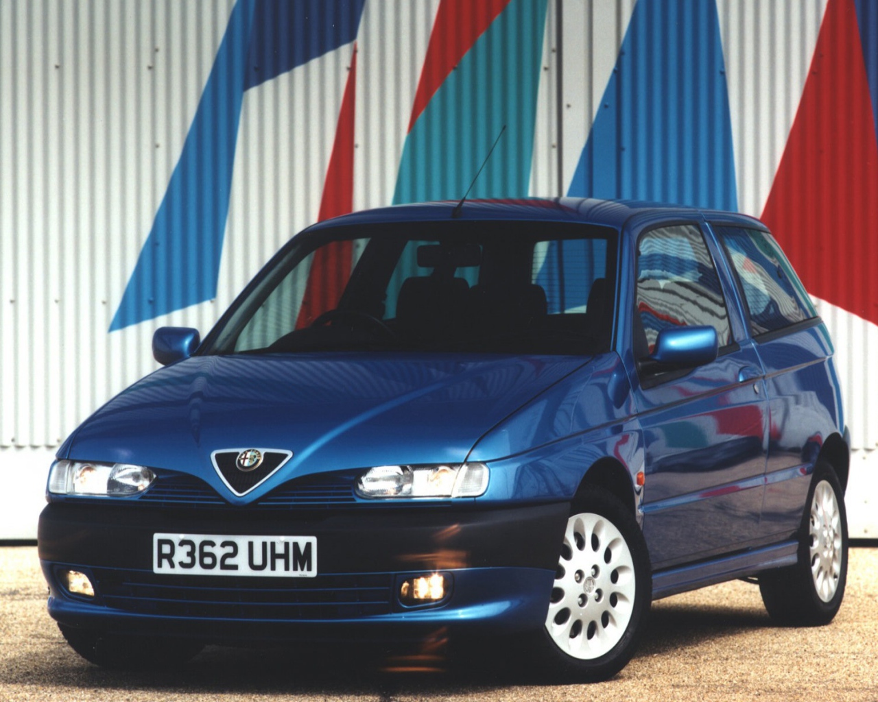 Красивый автомобиль Alfa Romeo 145 в Москве