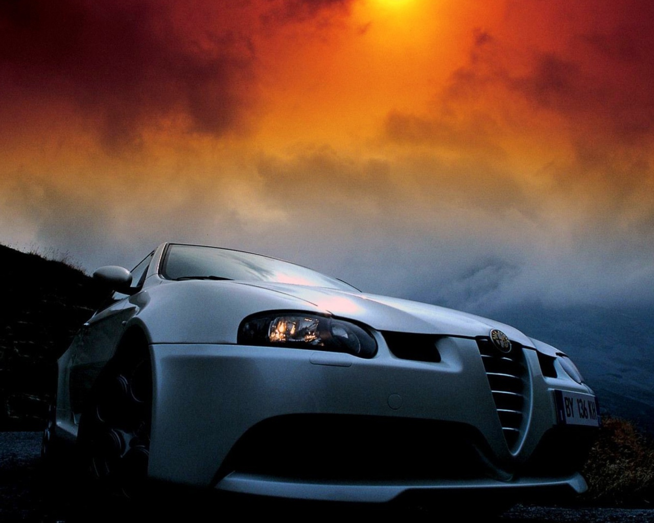 Красивый автомобиль Alfa Romeo 147