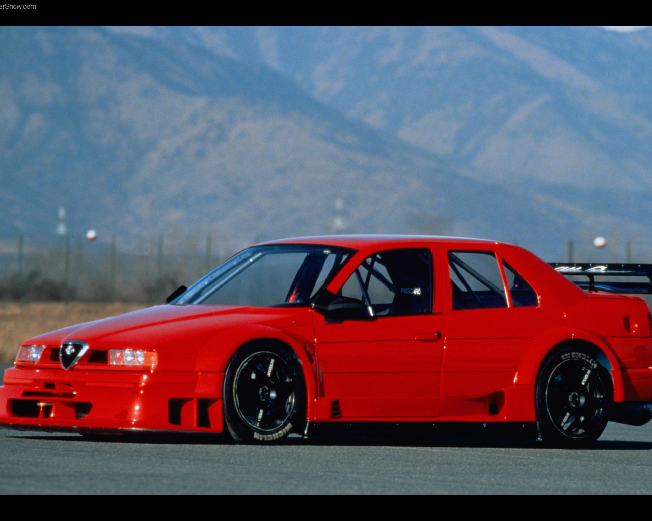 Красивый автомобиль Alfa Romeo 155