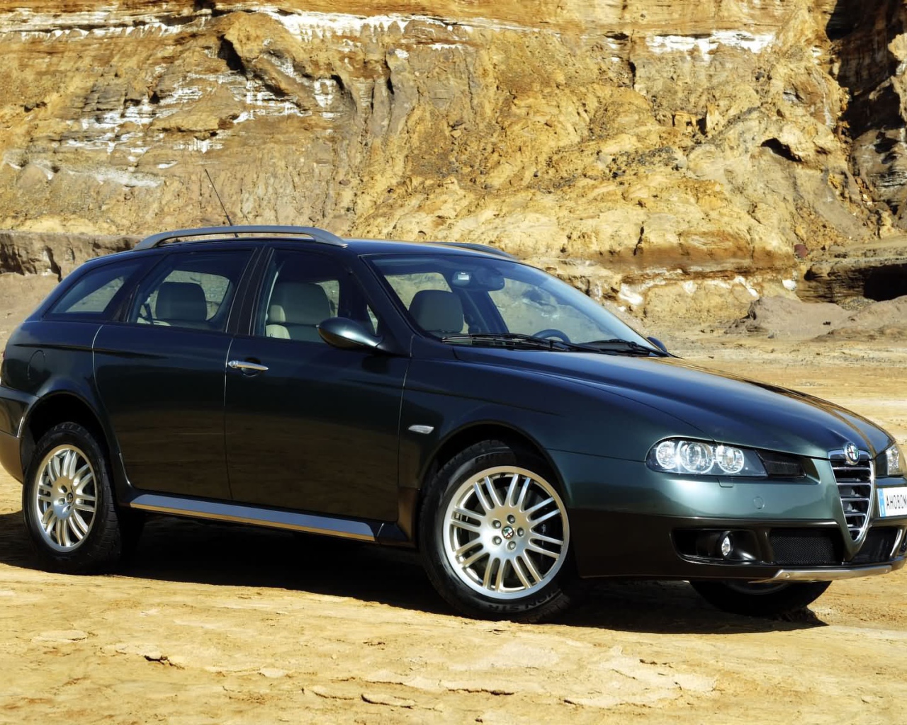 Красивый автомобиль Alfa Romeo 156 в Москве