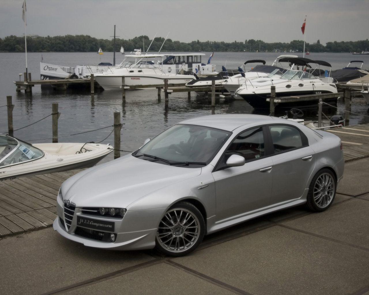 Красивый автомобиль Alfa Romeo 159