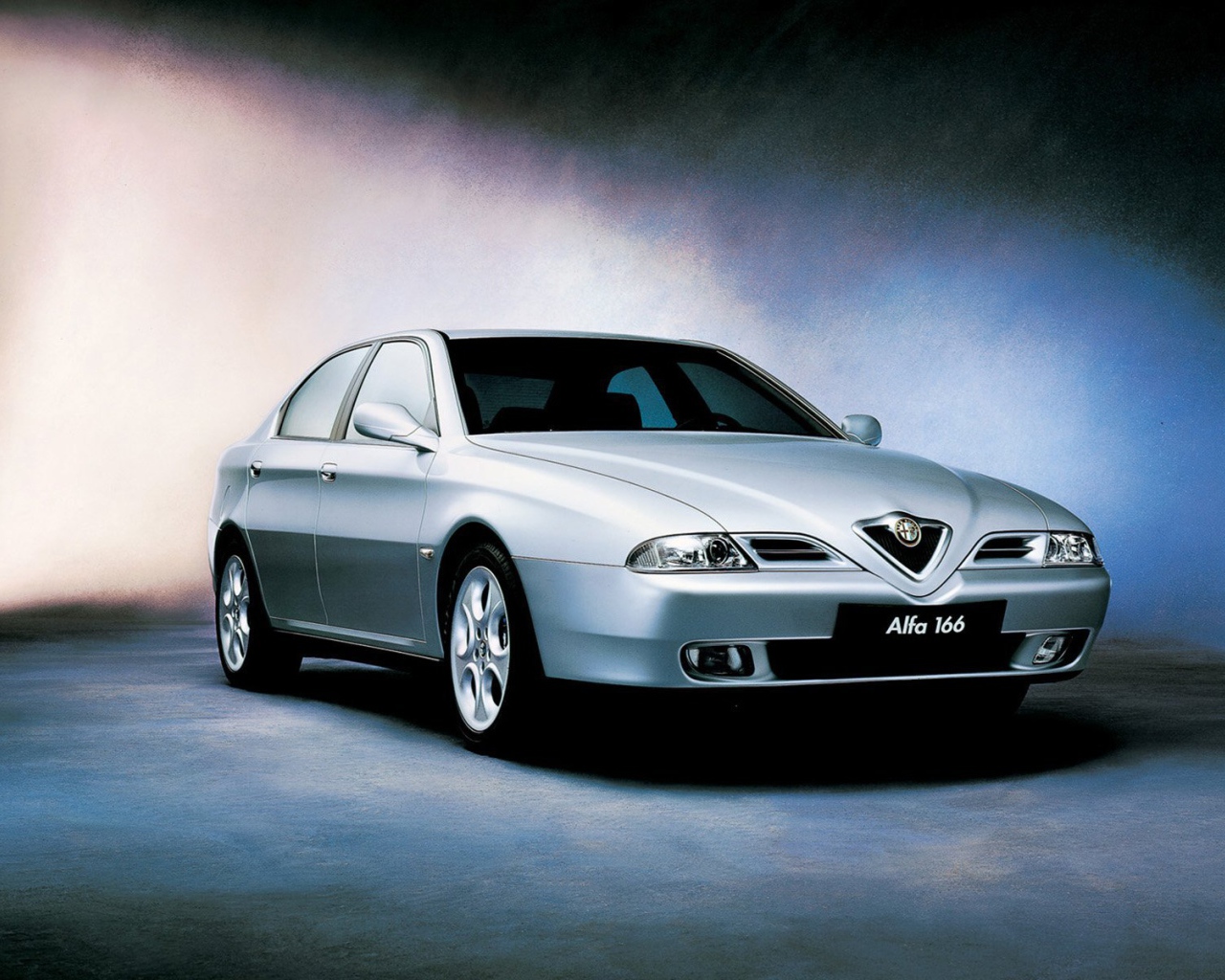 Красивый автомобиль Alfa Romeo 166