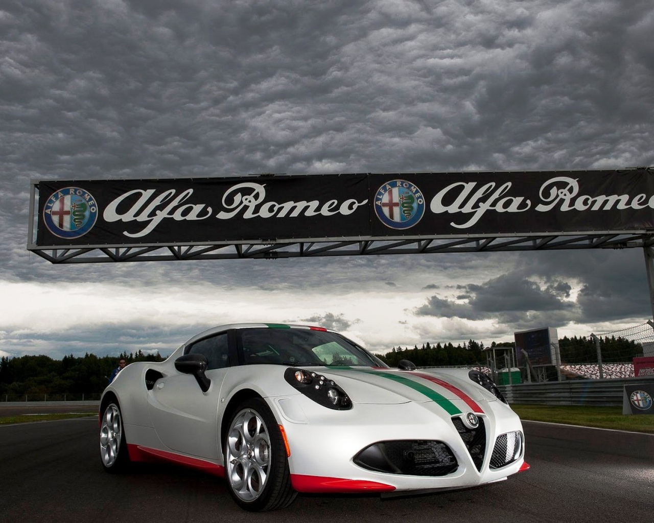 Красивый автомобиль Alfa Romeo 4c