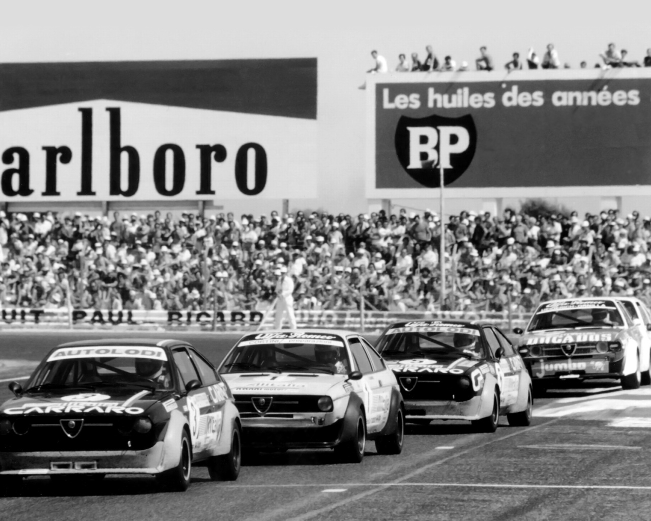 Красивый автомобиль Alfa Romeo alfasud