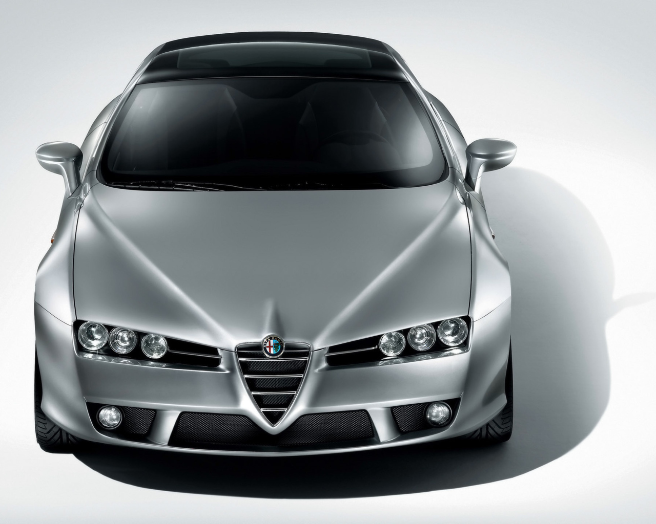 Красивый автомобиль Alfa Romeo brera в Москве