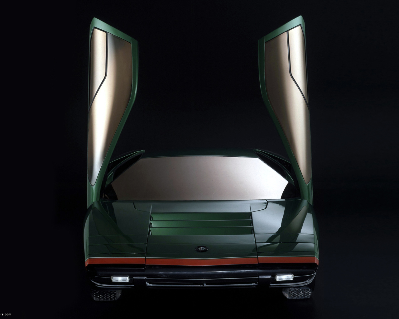 Красивый автомобиль Alfa Romeo carabo