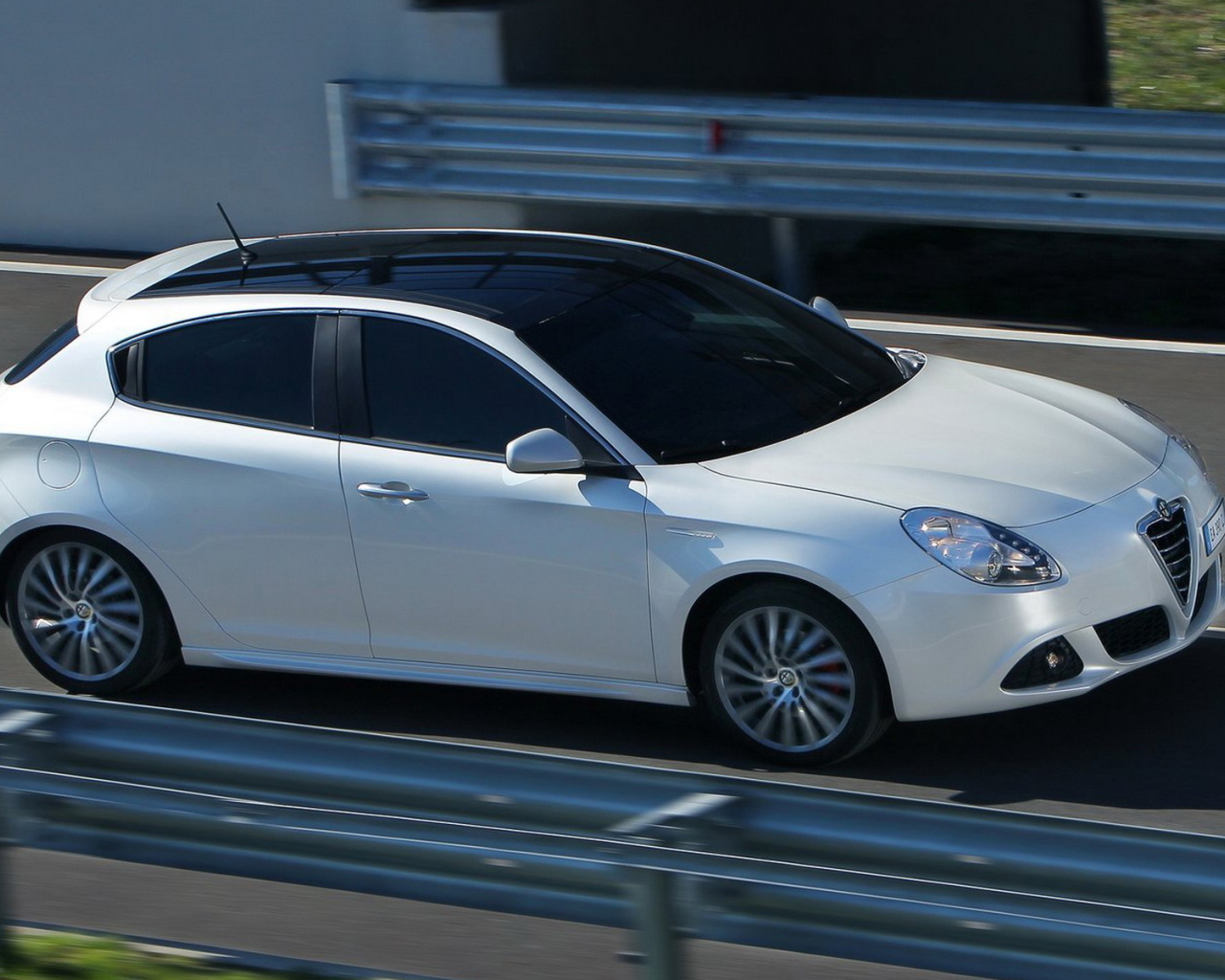 Красивый автомобиль Alfa Romeo giulia