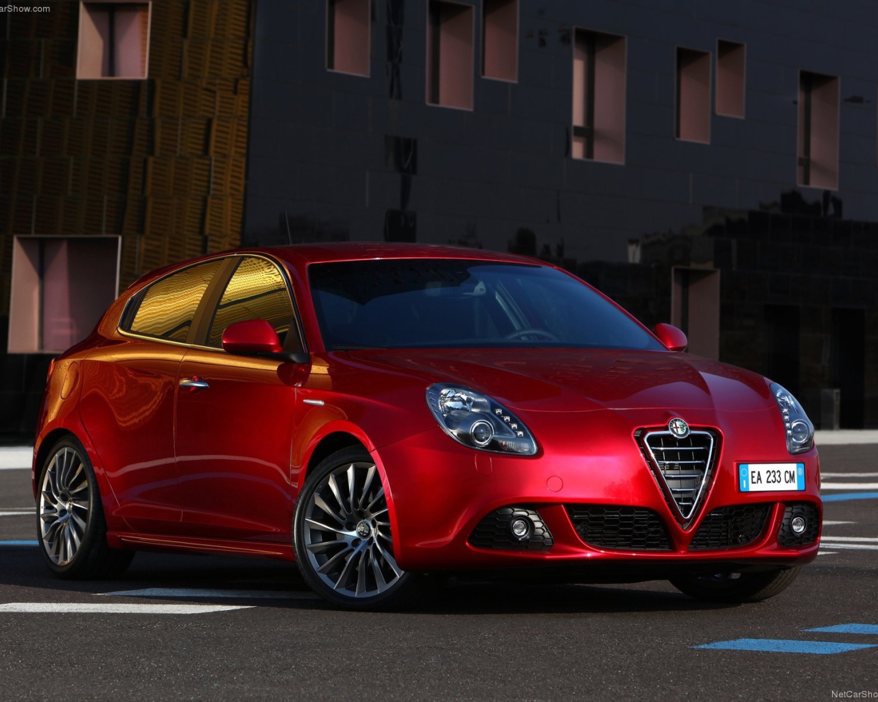 Красивый автомобиль Alfa Romeo giulia в Москве