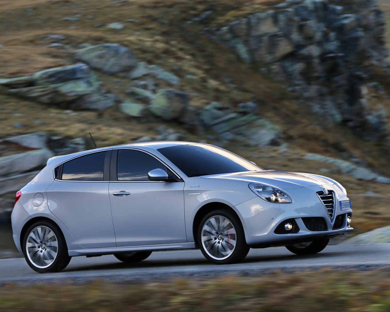 Красивый автомобиль Alfa Romeo giulietta 2014