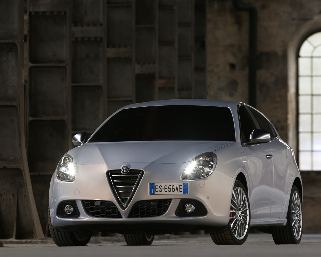 Красивый автомобиль Alfa Romeo giulietta 2014 в Москве