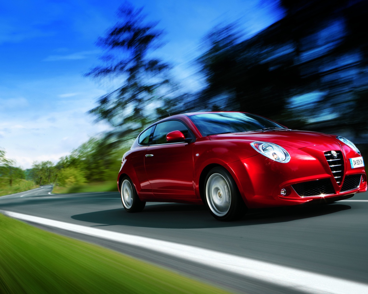Красивый автомобиль Alfa Romeo mito
