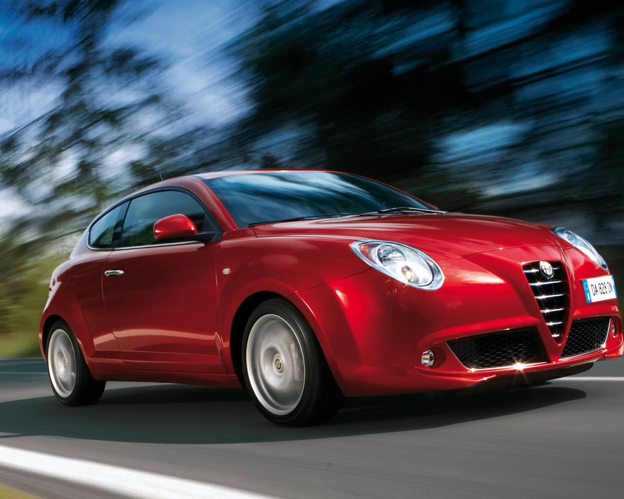 Красивый автомобиль Alfa Romeo mito в Москве