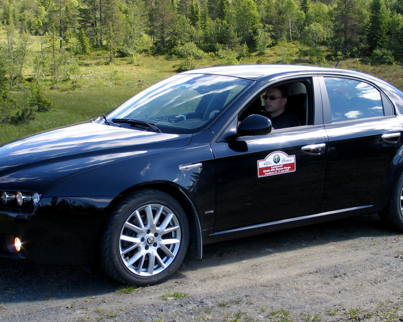 Черная Alfa Romeo 159