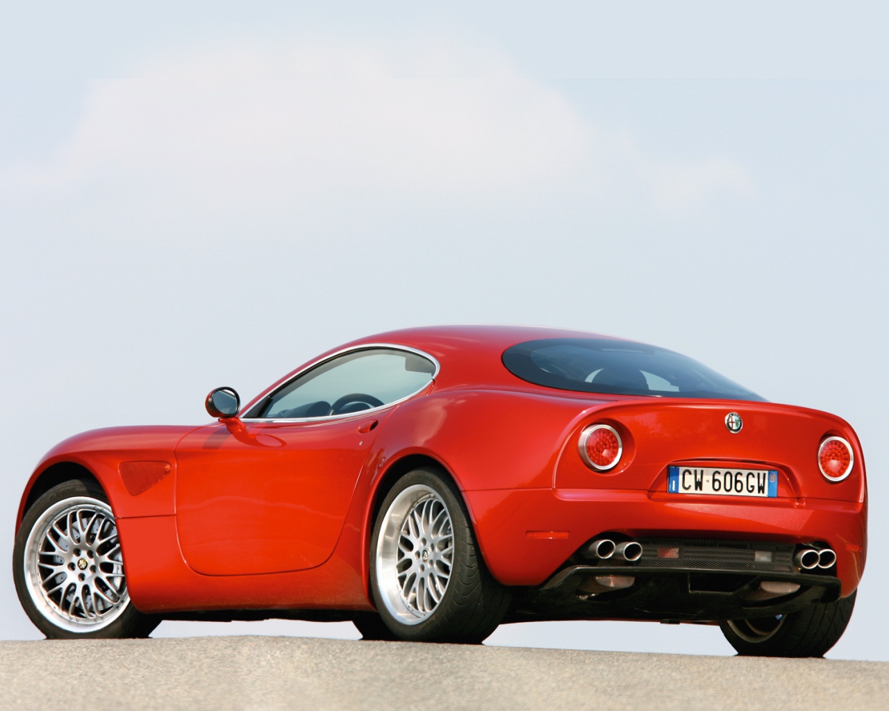 Автомобиль Alfa Romeo 8c competizione на дороге