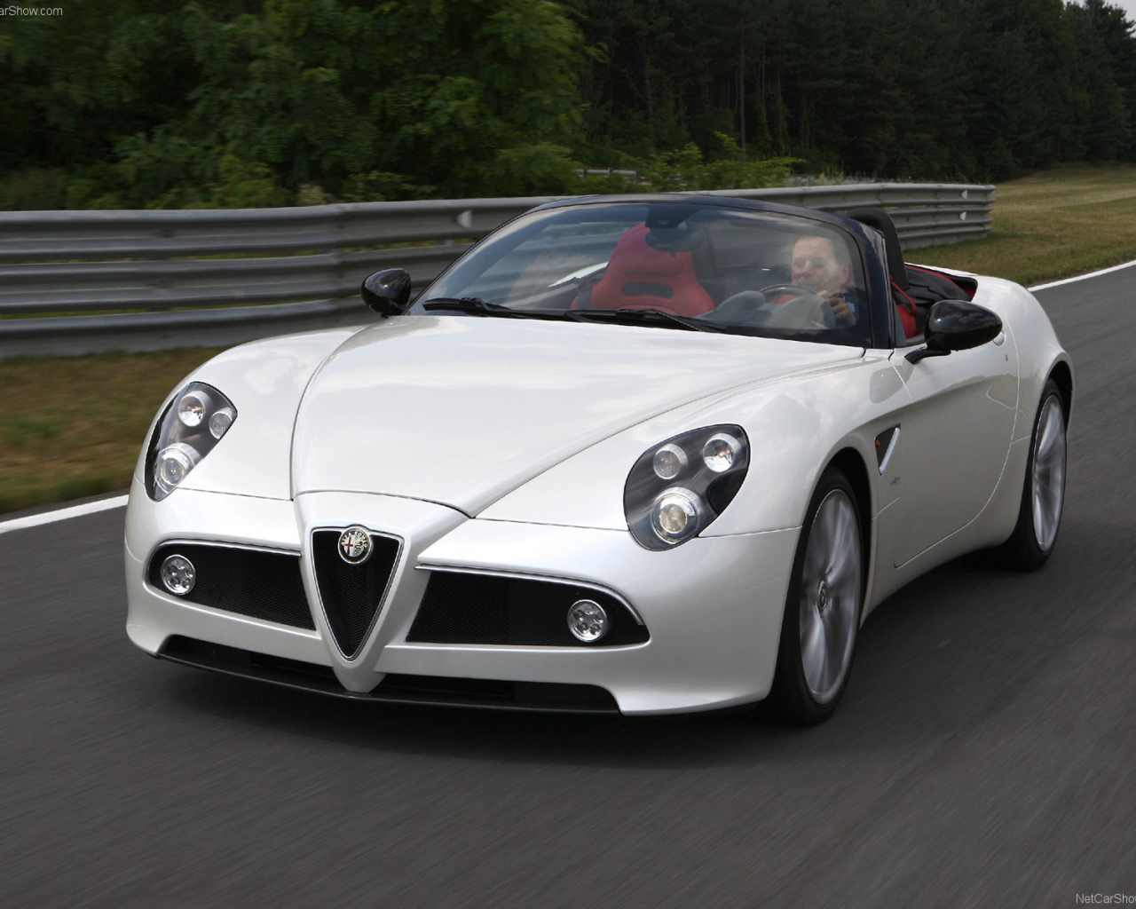 Автомобиль Alfa Romeo 8c spider на дороге