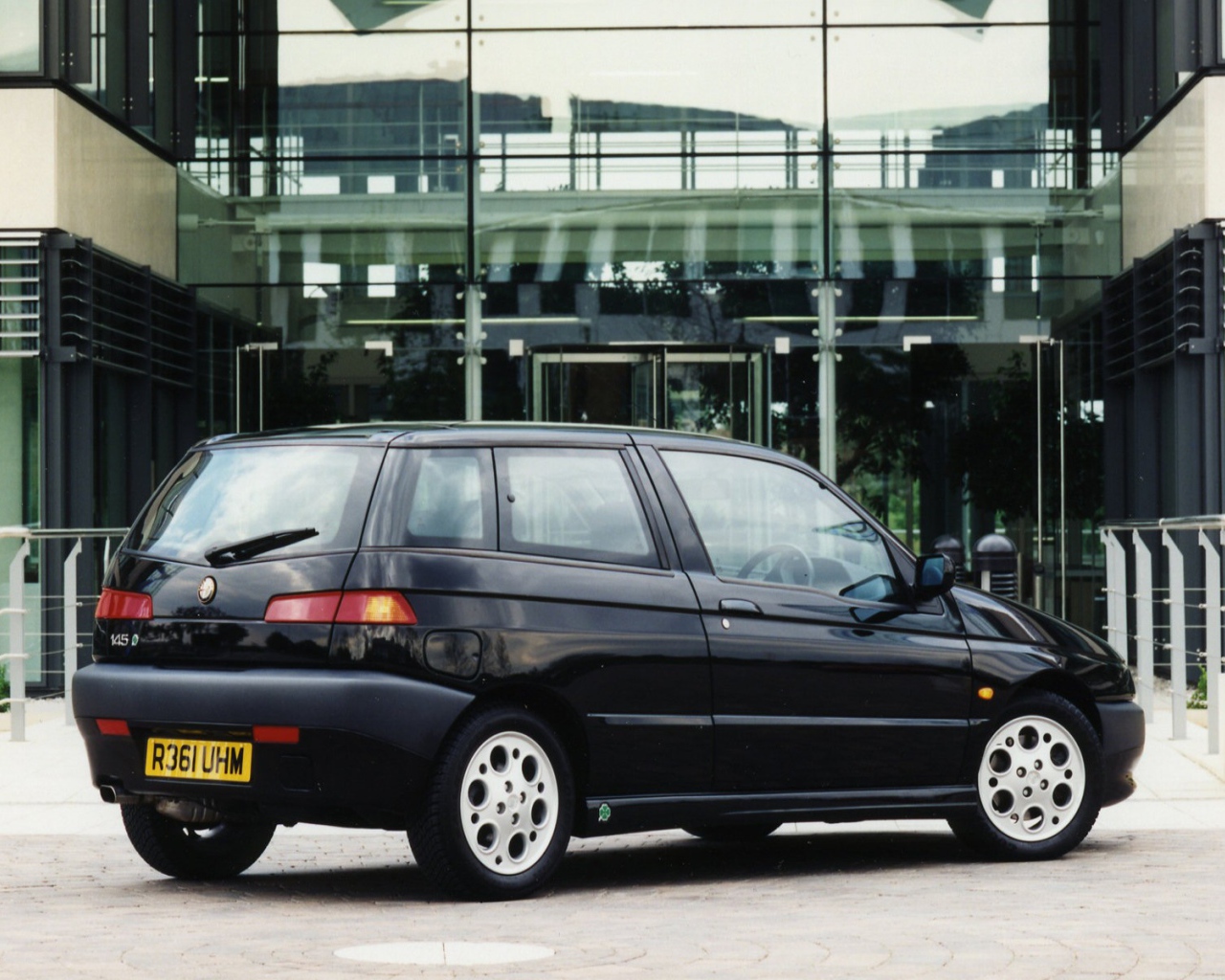 Автомобиль марки Alfa Romeo модели 145