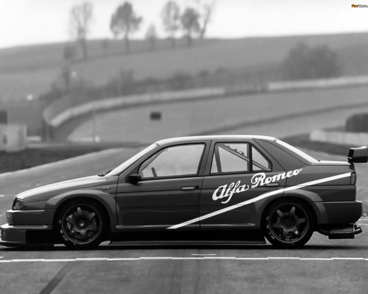 Автомобиль марки Alfa Romeo модели 155